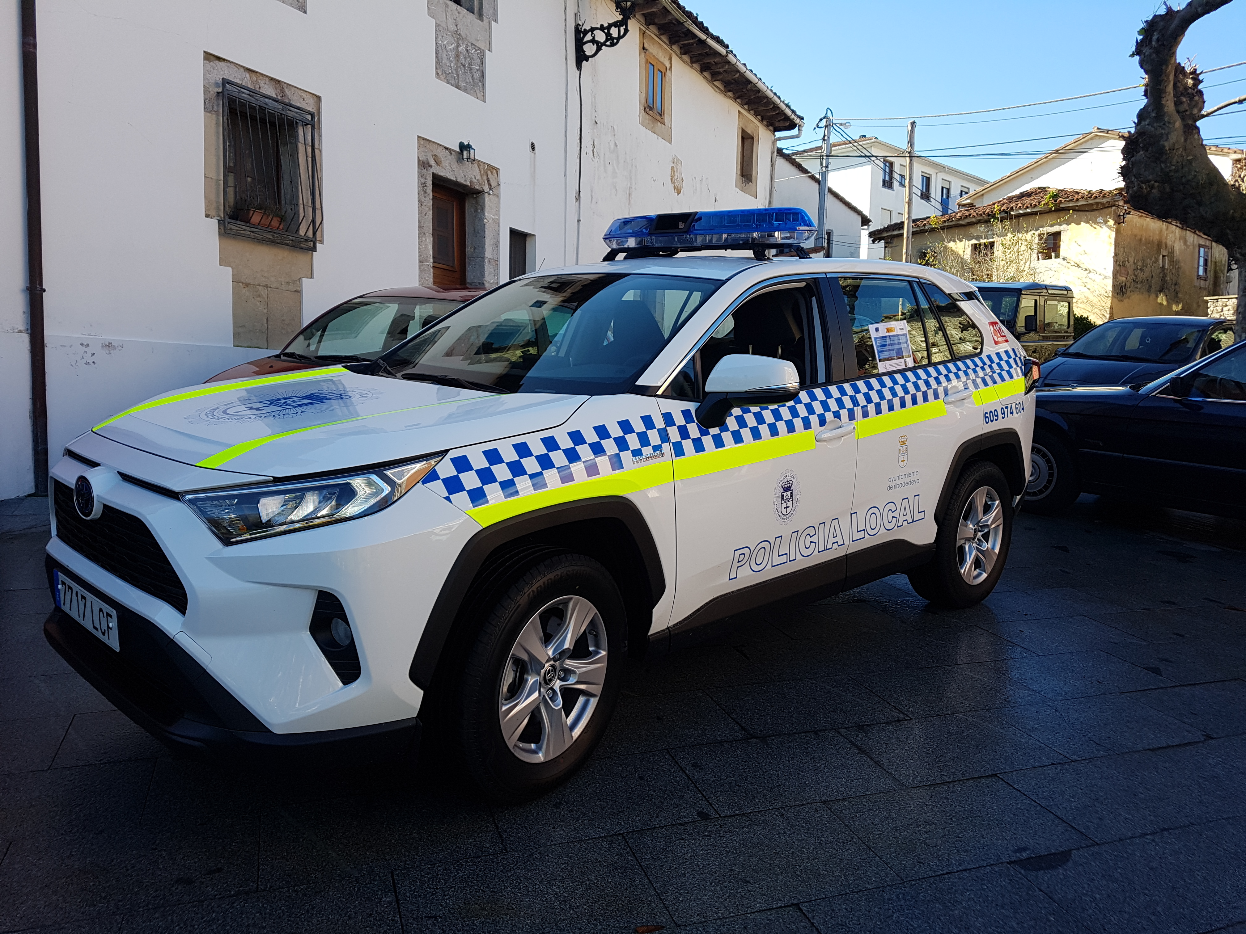 Vehículo híbrido equipado para emergencias.