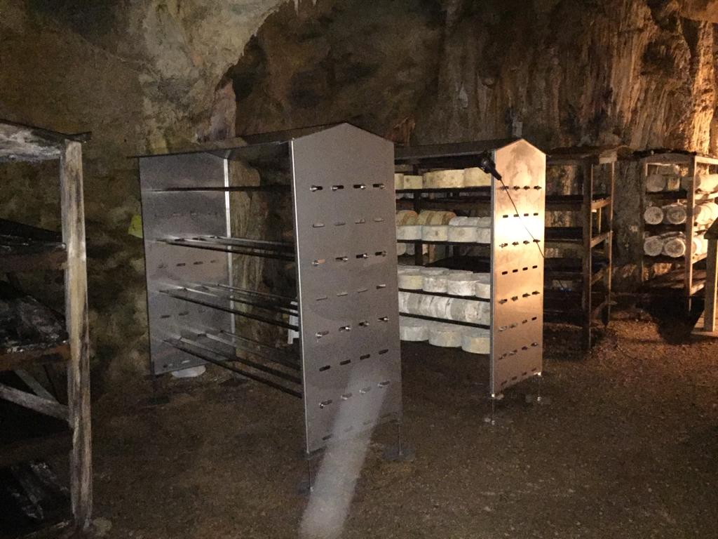 Nuevas estanterías de acero inoxidable para la maduración de los quesos en la cueva.