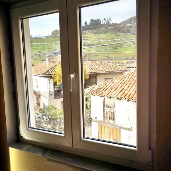 Una de las ventanas de doble cristal y puente térmico instalada en la vivienda social de Avín.
